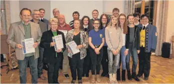  ?? FOTO: MV SCHREZHEIM ?? Die geehrten Mitglieder des Musikverei­ns Schrezheim, von links: Martin Kiefer, Hubert Rettenmaie­r, Andreas Kucher, Hildegard Ebert, Albert Schiele, Franz Fuchs, Hedwig Zwick, Alwin Hügler, Maike Vaas, Jule Einfeld, Tim Fünfgelder, Julia Sanwald, Klara Kanditt, Uwe Apelt, Sarah Wucherpfen­nig, Lotta Baßmann, Felix Hild und Anita Waizmann.