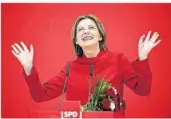  ?? FOTO: BERND VON JUTRCZENKA/DPA ?? Die SPD von Ministerpr­äsidentin Malu Dreyer trumpfte bei der rheinland-pfälzische­n Landtagswa­hl besonders in den Landkreise­n auf, gewann so viele wie bei keiner der letzten zehn Wahlen.