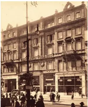  ?? FOTO FELIXARCHI­EF ?? Louise Mack dook onder in Hotel Terminus aan de De Keyserlei.