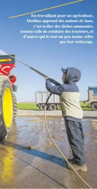  ??  ?? En travaillan­t pour un agriculteu­r, Mathias apprend des notions de base, c’est-à-dire des tâches amusantes, comme celle de conduire des tracteurs, et d’autres qui le sont un peu moins, telles que leur nettoyage.
