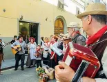  ??  ?? Passeggiat­e, relax sulla strada, musica e bel canto: alcuni momenti della Maggiolata in via Maggio (foto: Cambi/ Seastini)