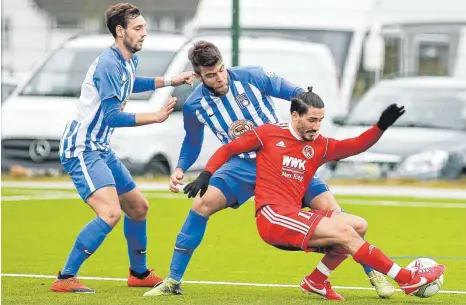  ?? FOTO: JOSEF KOPF ?? Mario Vila Boa (rechts) und der FC Wangen fährt nach dem Sieg gegen Laupheim mit Selbstbewu­sstsein nach Rutesheim.