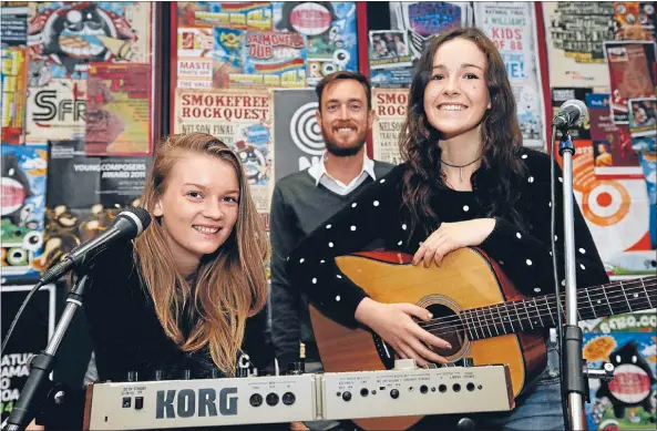  ?? Photo: MARTIN DE RUYTER ?? On the rise: Garin College music teacher Kyle Proffit with Garin College students Olivia Nott, left, and Anna Robinson. The students are trying to get on the X Factor.
