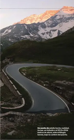  ??  ?? Un sueño de adulto hecho realidad. Un bar, un futbolín y el 911 R a 2534 metros de altura, ante el Rifugio Savoia, bajo la cumbre del puerto.