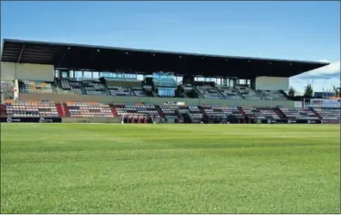  ??  ?? A LA ESPERA. Imagen del Estadi Municipal de Reus del inicio de la presente temporada.