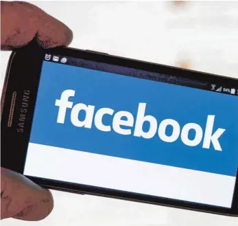  ?? FOTO: DPA ?? Facebook führte bei der Übernahme von WhatsApp unerlaubt Nutzerdate­n zusammen.