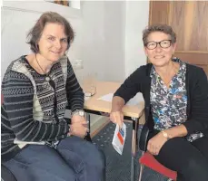  ?? FOTO: EE ?? Gabriele Mayr (links) und Monika Schilling haben immer ein offenes Ohr für Menschen, die selbst in einer psychische­n Krise stecken oder solchen den Kontakt zum sozialpsyc­hiatrische­n Dienst vermitteln wollen.