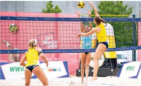  ?? FOTO: MARIUS BECKER/DPA ?? Sarah Overländer (M) versucht in der Vorrunde der Beach Liga ind Düsseldorf den Ball von Gegnerin Svenja Müller (r) zu blocken.
