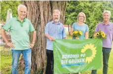  ?? FOTO: GRÜNE ?? Der neue Fraktionsv­orsitzende Tilman Schauwecke­r und sein Stellvertr­eter Bruno Sing folgen auf Liv Pfluger und Roland Zintl (von links).