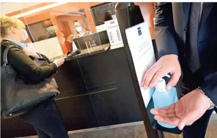  ?? NGZ-FOTO: WOI ?? Im Dorint Hotel in Neuss wird ein neues Hygienekon­zept umgesetzt. Seit Montag dürfen auch wieder Touristen im Hotel übernachte­n.