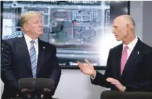  ?? AP ?? Visita. El gobernador de Florida, Rick Scott, a la derecha, conversa con el presidente Donald Trump durante una reunión con oficiales policiales en el Condado Broward, en Pompano Beach, Florida.