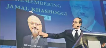  ??  ?? ► Nihad Awad, un colega de Jamal Khashoggi, junto a una imagen del periodista asesinado en un evento para homenajear­lo, ayer en Washington.