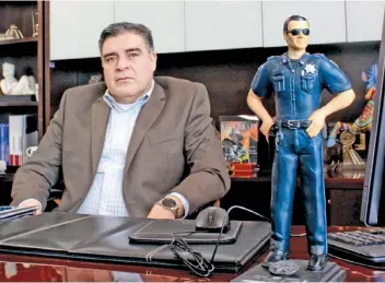  ??  ?? Ismael Camberos, secretario de Seguridad Pública del estado, reconoce que la Policía Estatal también tiene un déficit para cumplir con los estándares de la ONU, ya que se requieren mil 600 elementos y hoy suman mil.