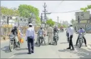  ?? SANTOSH KUMAR ?? Police stop vehicles in Patna amid lockdown.