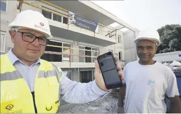  ?? (Photos Patrick Blanchard) ?? À Toulon, quartier Bon-Rencontre. Sur le smartphone de Frédéric Pradal, fondateur de Bâti Vigie, apparaisse­nt les références du salarié, ici un chef de chantier.