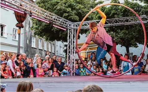  ?? Archivfoto: Peter Fastl ?? Eine der beiden Bühnen, auf der die internatio­nalen Artisten auftreten, steht wieder auf dem Holbeinpla­tz. Der Altstadtve­rein, der zusammen mit Augsburg Marketing das Straßenkün­stlerfesti­val organisier­t, will den Schwerpunk­t in der Altstadt auch künftig beibehalte­n.