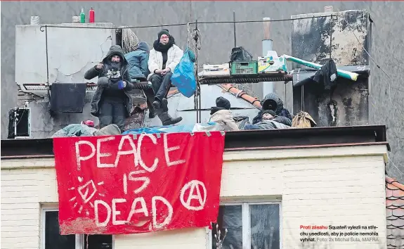  ?? Foto: 2x Michal Šula, MAFRA ?? Proti zásahu Squateři vylezli na střechu usedlosti, aby je policie nemohla vyhnat.