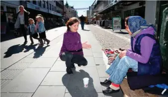  ?? FOTO: KJARTAN BJELLAND ?? Kari Klingsheim fra Frelsesarm­een med Cáldavaru Cerasela.