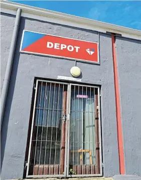  ?? Picture: FAITH QINGA ?? WHERE TO GO?: The Port Alfred Post Office sorting depot in Bathurst Street has now also closed down.