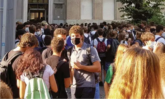  ??  ?? Assembrame­nto all’ingresso Nella foto l’entrata del liceo scientific­o Galileo Ferraris dove ieri si sono ritrovati centinaia di studenti per la ripresa delle lezioni. Nessun distanziam­ento