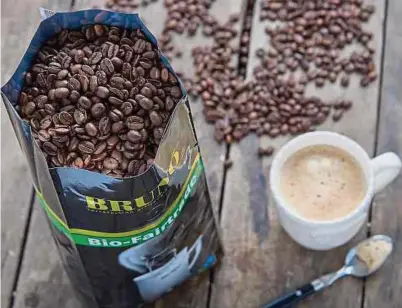 ?? Photos: C. ?? Le café Bruno renvoie à différente­s ambiances qui rappellent aussi bien le travail artisanal du métier de la torréfacti­on que celui de la cueillette des grains de café sur le continent sud-américain.