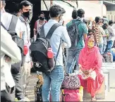  ?? SATISH BATE/HT PHOTO ?? Migrants gather outside Kurla bus depot.