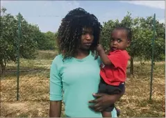  ?? (Photos France Télévision­s) ?? La petite Mercy et sa maman Taïwo, ici prises en photo par l’équipe de France Télévision­s, en Sicile.