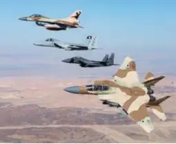  ??  ?? Des appareils israéliens et américains au cours d'un exercice conjoint. Début septembre 2017, les appareils israéliens ont mené des opérations en Syrie, dans l'enveloppe d'engagement des S-400 russes. (© IDF Spokespers­on)
