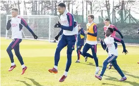  ?? ?? PREPARADOS. Los jugadores del Arsenal entrenan previo al duelo contra el Manchester City.