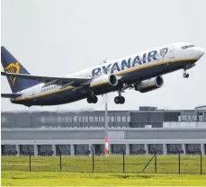  ?? FOTO: DPA ?? Die Flugzeuge des irischen Luftfahrtu­nternehmen­s Ryanair starten auch über die Feiertage. Mit der Bereitscha­ft zu Gesprächen über Tarifverei­nbarung hat die Fluglinie angedrohte Streiks verhindert.
