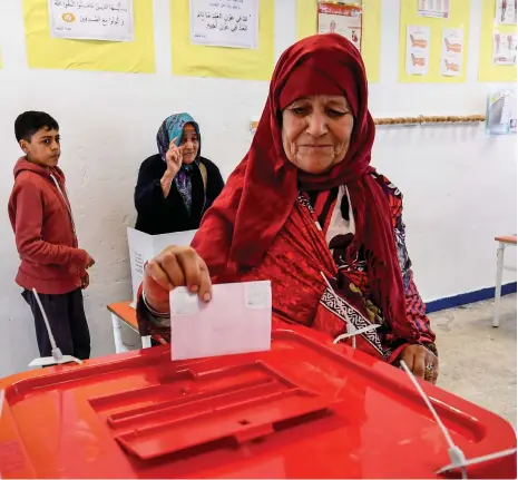  ?? AFP ?? A Tunisian casts her vote during the local elections in Ariana province, near Tunis, yesterday