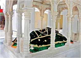  ?? —Deepak Deshpande ?? The Hazrat Syed Shah Nooruddin Qumais AlQadri dargah in Nampally.