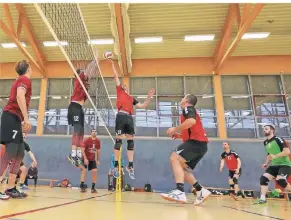  ?? RP-FOTO: JÜRGEN LAASER (ARCHIV) ?? Für die Oberliga-Volleyball­er des VC Ratheim (rechts vom Netz) endet am kommenden Wochenende eine lange Spielpause. In Hückelhove­n zu Gast ist Fortuna Bonn.