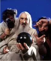  ??  ?? Left: Having a ball: behind-the scenes hi-jinks with Christophe­r Lee. Below: John Rhys-davies as dwarf warrior Gimli.