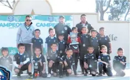  ?? ?? ▮
Las Panteras FC de la categoría 2016 con su trofeo de subcampeon­es.