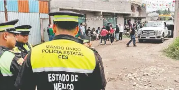  ??  ?? Vecinos plantearon a las autoridade­s “intercambi­ar” a los agentes por los hombres detenidos por robo de hidrocarbu­ro.