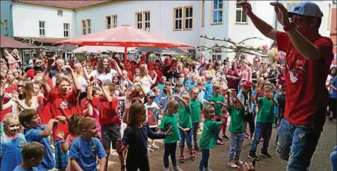  ??  ?? Der Mühlhäuser Tanzlehrer Miles Shane (rechts) hatte im Vorfeld des Sommerfest­es mit den Kindern aus den verschiede­nen Einrichtun­gen des Priorates für Kultur und Soziales ein sehenswert­es Programm einstudier­t, das im Puschkinha­usgarten für Spaß und...