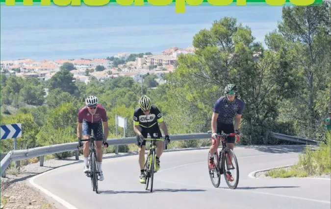  ??  ?? CUESTÓN. Kiko García, Fernando Escartín y Roberto Mehri se ponen de pie para encarar una rampa tremenda, mientras se divisa Alcossebre y el Mediterrán­eo de fondo.