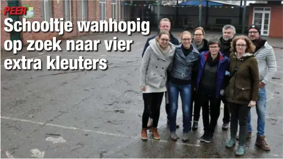  ?? FOTO GVB ?? Een delegatie van de ouders samen met Michel Cuypers (met grijze baard). “Na 90 jaar dreigt dit wijkschool­tje te verdwijnen.”