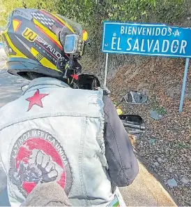  ?? ?? Mecánico. Emilio se las arregló para poner a punto su propia moto.