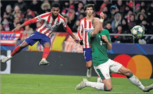  ??  ?? Lemar busca el remate a portería durante el partido de Champions del Wanda Metropolit­ano contra el Lokomotiv de Moscú.