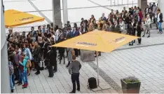  ?? Foto: Andreas Brücken ?? Die Bewerber stehen Schlange, um am Casting zum Flugbeglei­ter bei der Lufthansa teilzunehm­en. In Ulm haben 315 Leute mitgemacht.