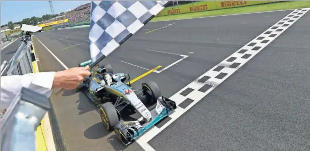  ??  ?? QUINTA VICTORIA. Lewis Hamilton ya es el piloto con más victorias en Hungarorin­g tras la conseguida ayer que además le permite acceder al liderato del Mundial.