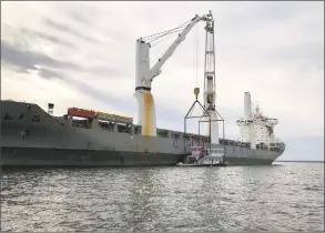  ?? John Griswold / Contribute­d photo ?? The paddle-wheel steamer the Showboat is lifted onto a barge in Long Island Sound off the coast of Greenwich earlier this week.