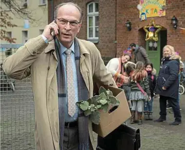  ?? Foto: ARD Degeto / Conny Klein ?? Volkmar Stenzel (Herbert Knaup, vorne) beweist sich als moderner Robin Hood: Auch dem Kindergart­en gibt er einen Sonderkred­it.