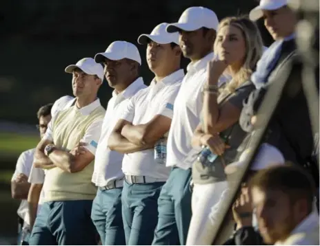  ?? JULIO CORTEZ/THE ASSOCIATED PRESS ?? Internatio­nal players watch play on the 18th hole during the Presidents Cup foursomes at Liberty National Golf Club in Jersey City.