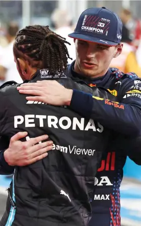  ?? ?? GOOD SPORT: Hamilton embraces Verstappen after his controvers­ial title win