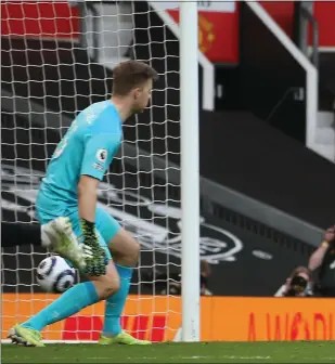  ??  ?? Edinson Cavani taps in a third goal for United in stoppage time