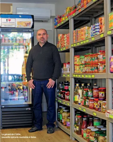  ?? ?? Le gérant de L’Utile, nouvelle épicerie roumaine à Vaise.