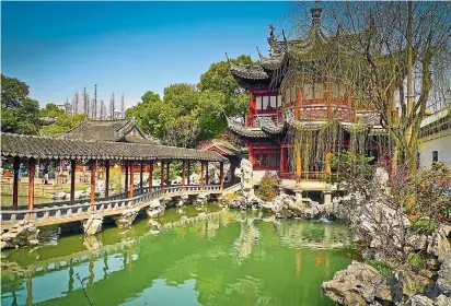  ?? 123RF ?? Traditiona­l pavilions in Yuyuan gardens of Shanghai.
